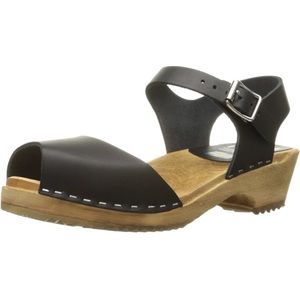 Worn once cute clog sandals!